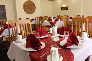 Desayuno con opciones de la cocina local incluido todos los días 