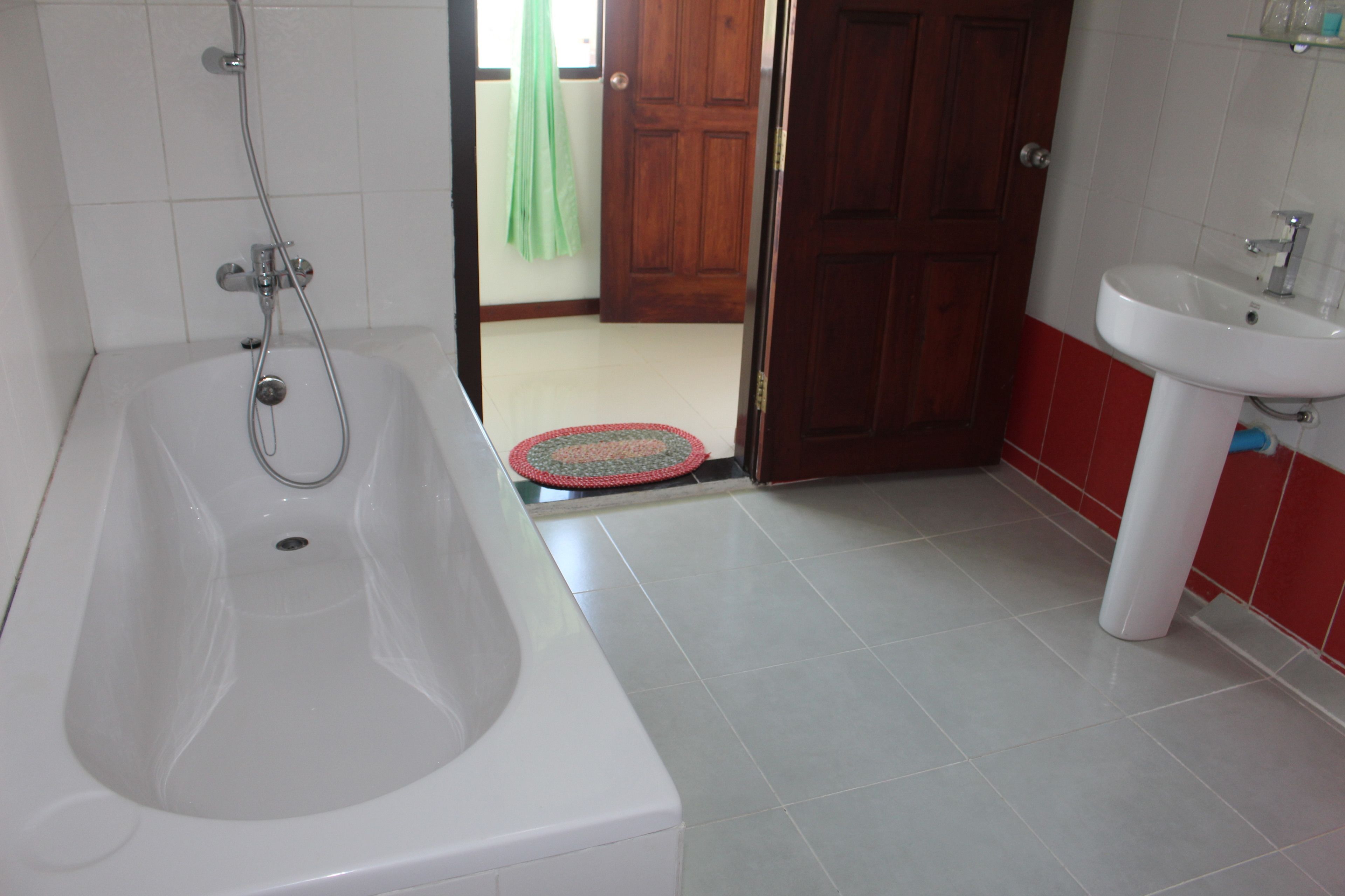 deluxe double or twin room, balcony | bathroom | free toiletries, towels