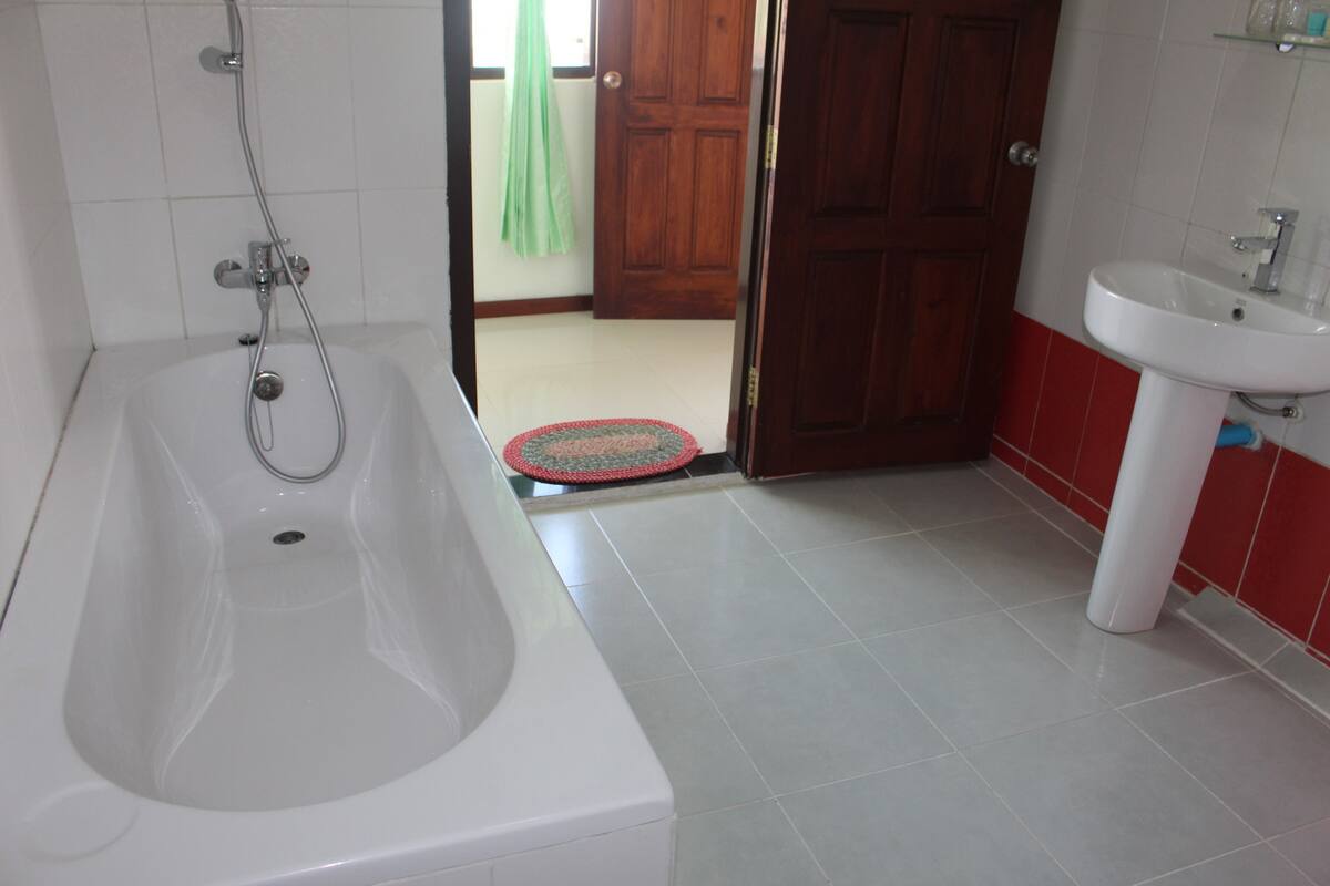 deluxe double or twin room, balcony | bathroom | free toiletries, towels