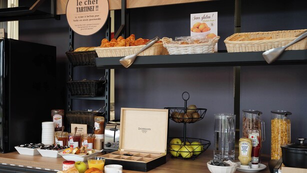 Un bufé de desayuno con diversos alimentos y acompañamientos.
