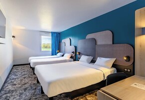 Quadruple Room | Premium bedding, desk, soundproofing, iron/ironing board