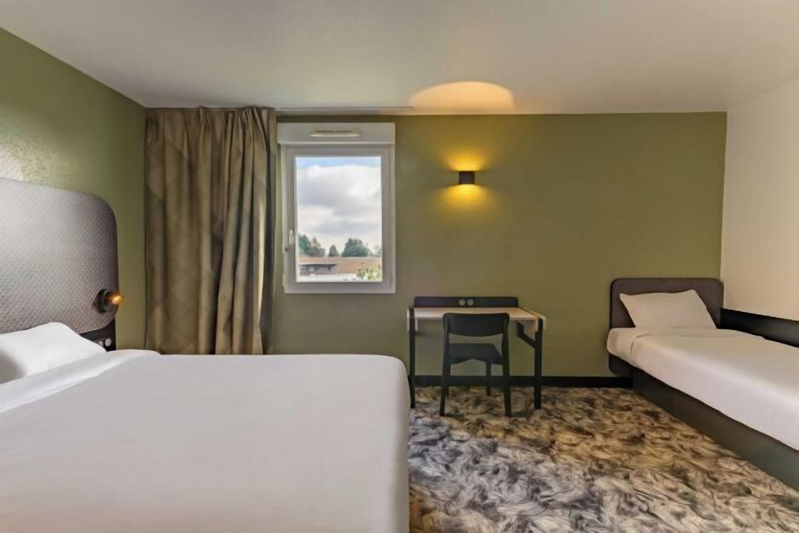 Hochwertige Bettwaren, Schreibtisch, schallisolierte Zimmer