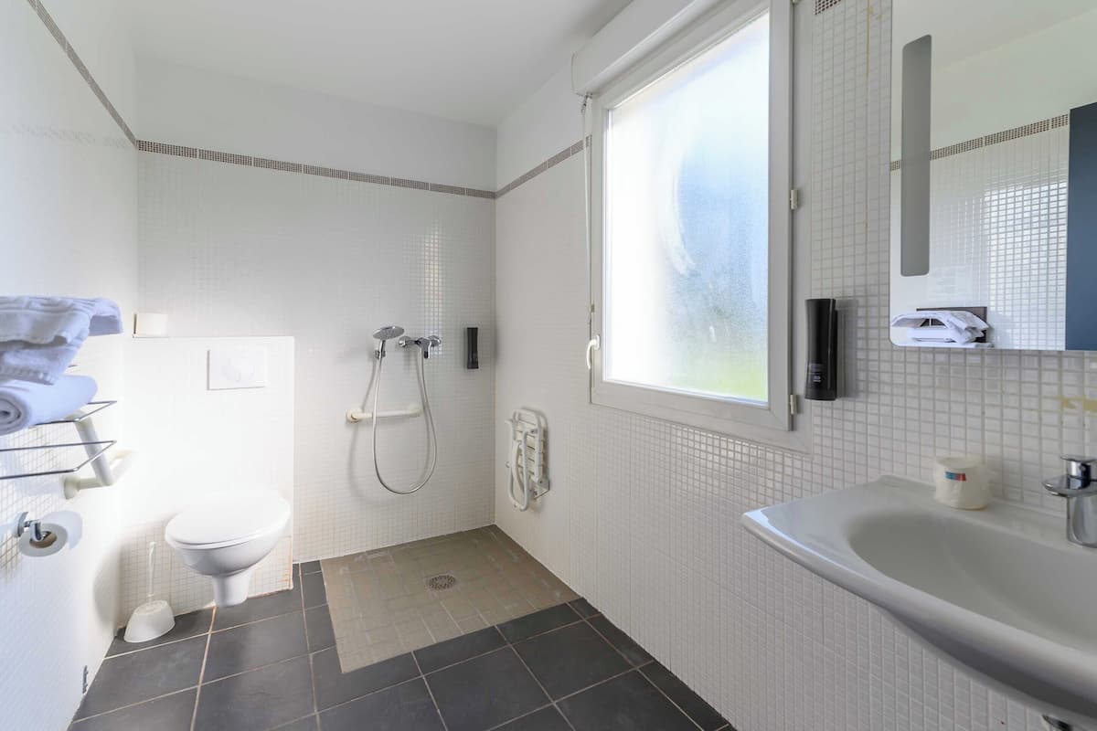 double room, mobility accessible | bathroom | shower, eco-friendly toiletries, hair dryer, towels