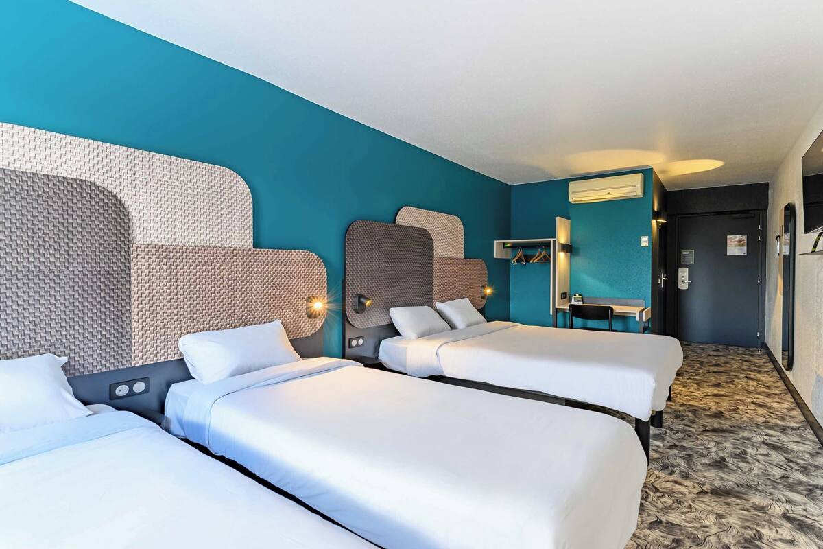 quadruple room | 1 bedroom, premium bedding, desk, soundproofing