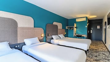 Habitación cuádruple | Ropa de cama de alta calidad, escritorio, sistema de insonorización