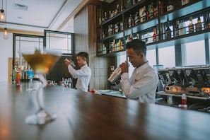 Melayani makan siang, makan malam, dan happy hour