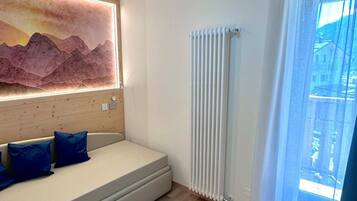 Junior Suite | Living area | 32-inch LCD TV with digital channels, Netflix, Hulu