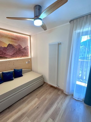 Junior-Suite | Wohnbereich | 32-Zoll-LCD-Fernseher mit Digitalempfang, Netflix, Hulu