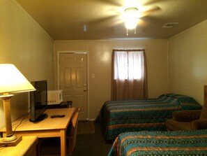 Rom – standard, 2 dobbeltsenger | Skrivebord og wi-fi (inkludert)