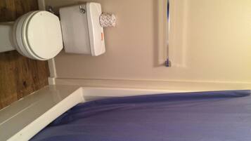 Standard Room | Bathroom | Combined shower/tub