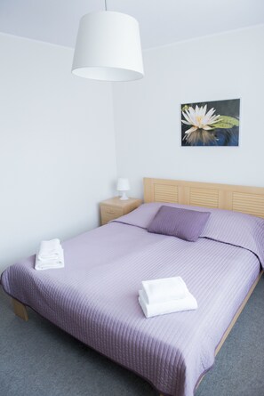 Premium bedding, desk, iron/ironing board, free cots/infant beds