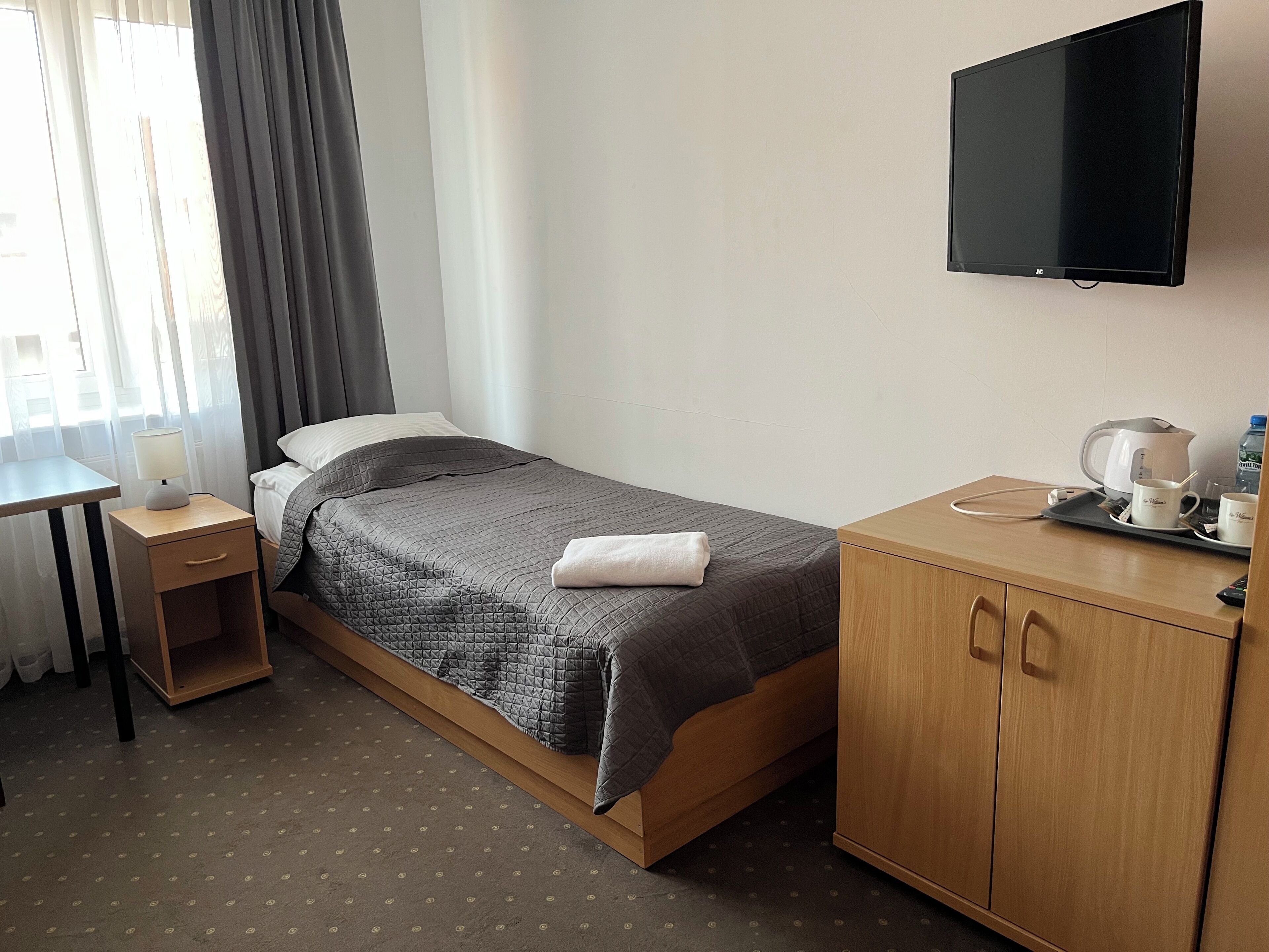 standard double room, ensuite | premium bedding, desk, iron/ironing board, free cots/infant beds