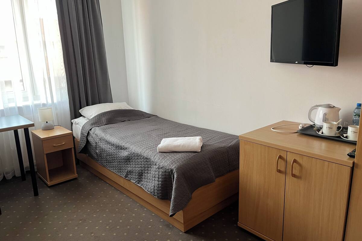 standard double room, ensuite | premium bedding, desk, iron/ironing board, free cots/infant beds