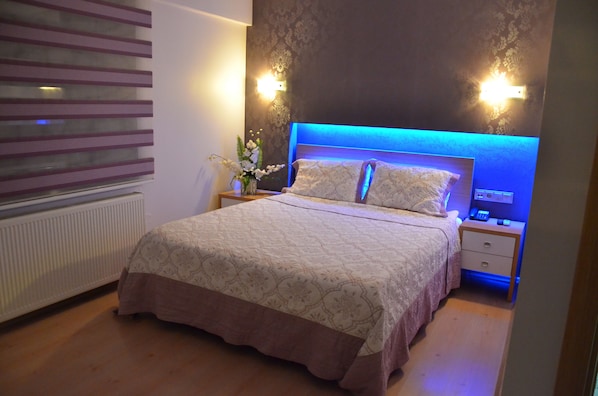 Chambre double | Minibar contenant certains articles gratuits, coffre-fort, bureau