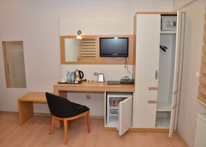 Minibar contenant certains articles gratuits, coffre-fort, bureau