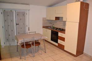 Appartement Standard, 1 chambre | Cuisinette privée | Réfrigérateur grande capacité avec congélateur, vaisselle et ustensiles