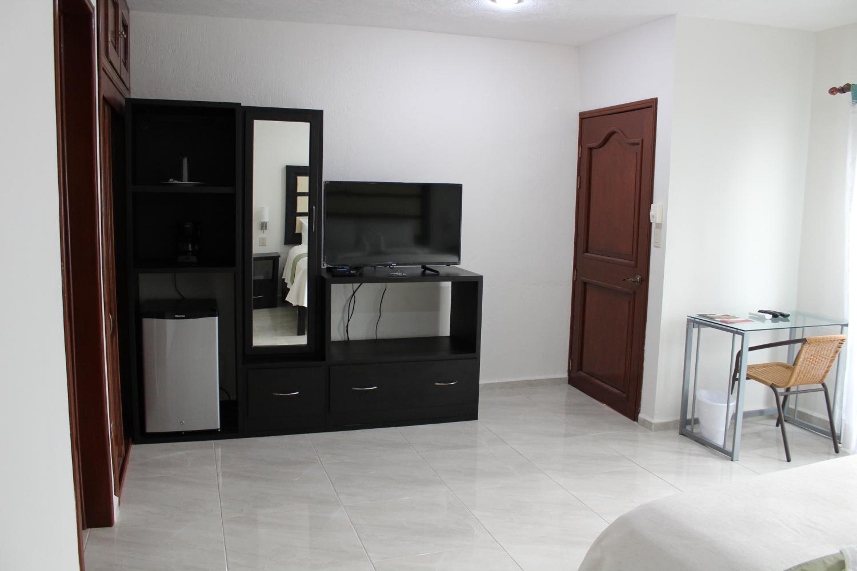 Minibar, escritorio, tabla de planchar con plancha y wifi gratis 