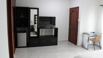 Minibar, escritorio, tabla de planchar con plancha y wifi gratis