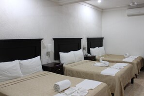 Minibar, escritorio, tabla de planchar con plancha y wifi gratis 