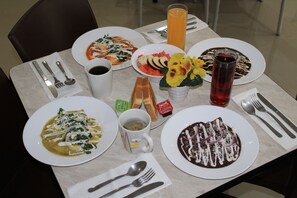 Daily cooked-to-order breakfast (MXN 189 per person)