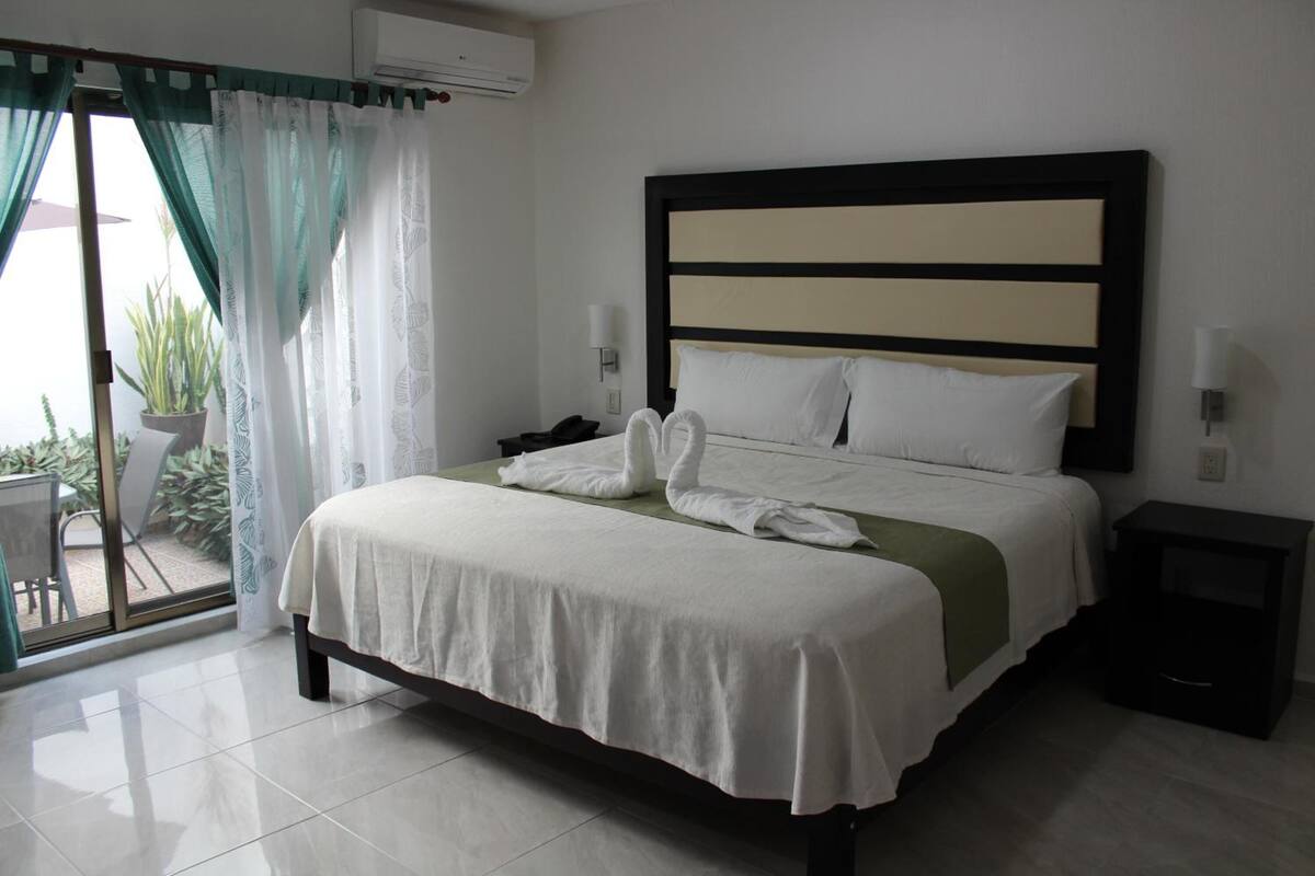 1 bedroom, minibar, desk, iron/ironing board