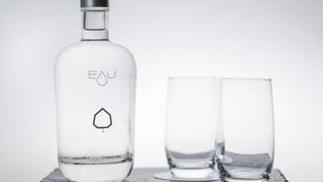 Een transparante glazen fles met de aanduiding
