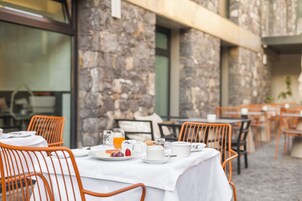 Der serveres morgenmad, frokost, aftensmad og middelhavsretter 
