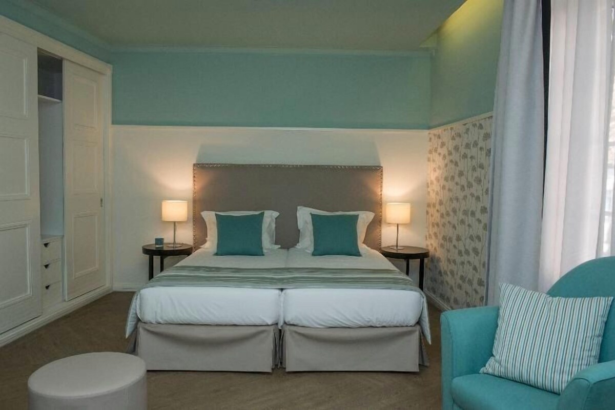 Ropa de cama de alta calidad, minibar, caja fuerte y escritorio