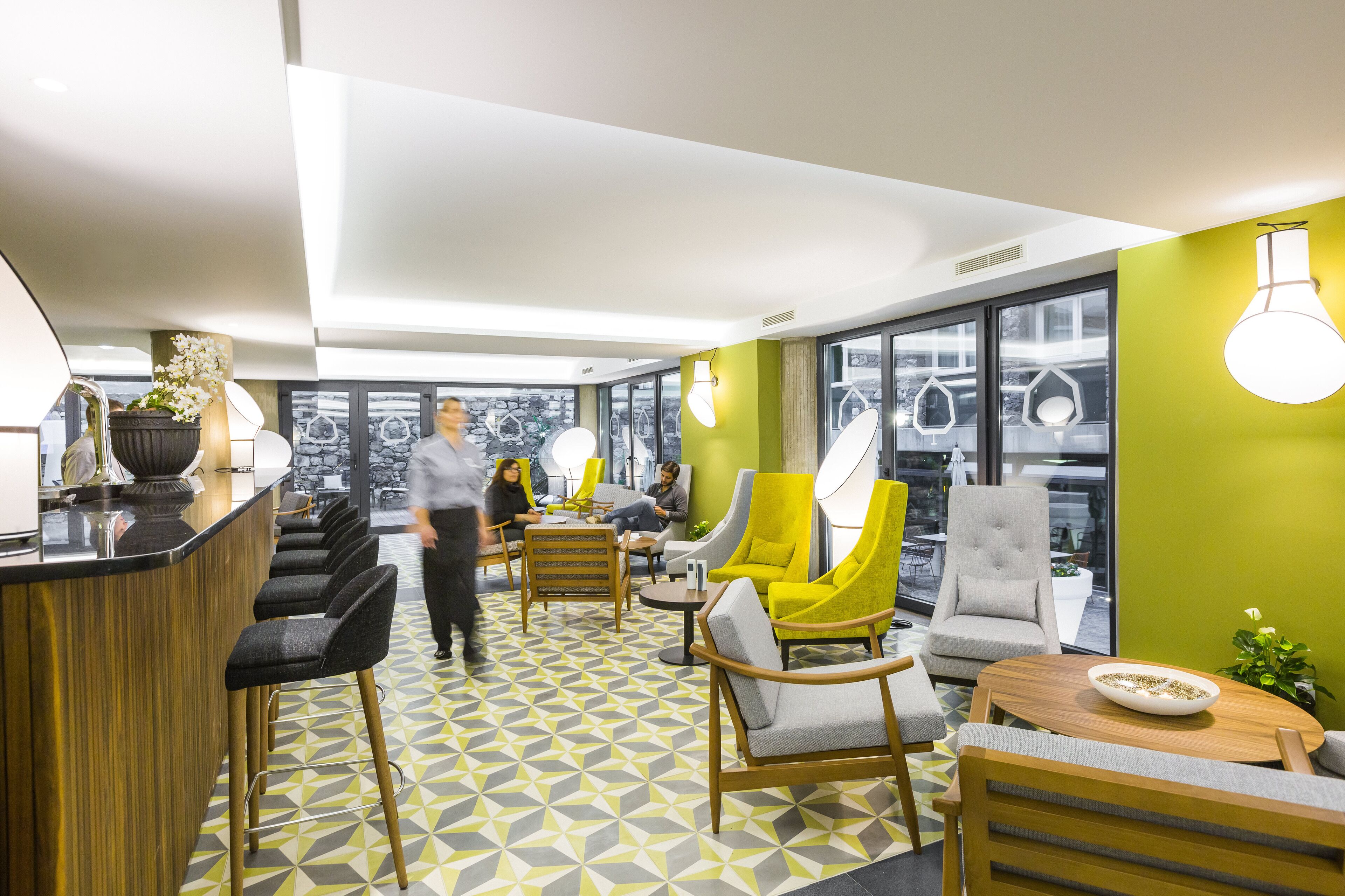 2 bars/lounges, poolside bar