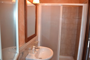 Standard Quadruple Room, Sea View | Bathroom