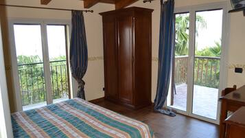 Standard Quadruple Room, Sea View | Peti besi dalam bilik, Internet berwayar percuma