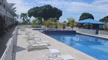 Alberca al aire libre, acceso de 09:00 a 22:00, y camastros