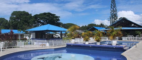 Piscina all'aperto, con ingresso dalle 09:00 alle 22:00, lettini
