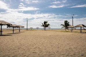 Private beach, black sand, beach bar - Hotel Resort Villa Del Sol (Tumaco)