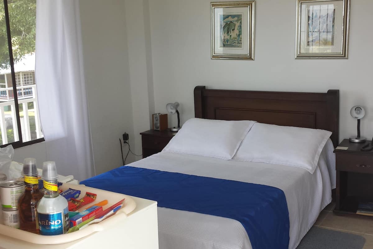 1 slaapkamer, een kluis op de kamer, verduisterende gordijnen