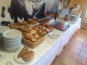 Daily buffet breakfast for a fee - Hotel Mirador (Lles)