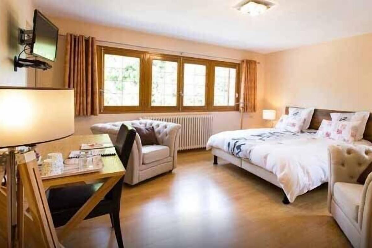 Premium bedding, desk, free cots/infant beds, free WiFi