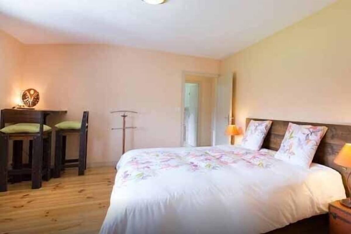 Premium bedding, desk, free cots/infant beds, free WiFi