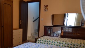 A bedroom with a bed, dresser, and a mirror. - Casa Love Marina (Scilla)