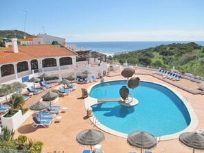 Apartamento panorámico, 1 habitación, balcón | Piscina al aire libre | 2 piscinas al aire libre (de 10:00 a 19:00), sombrillas, tumbonas