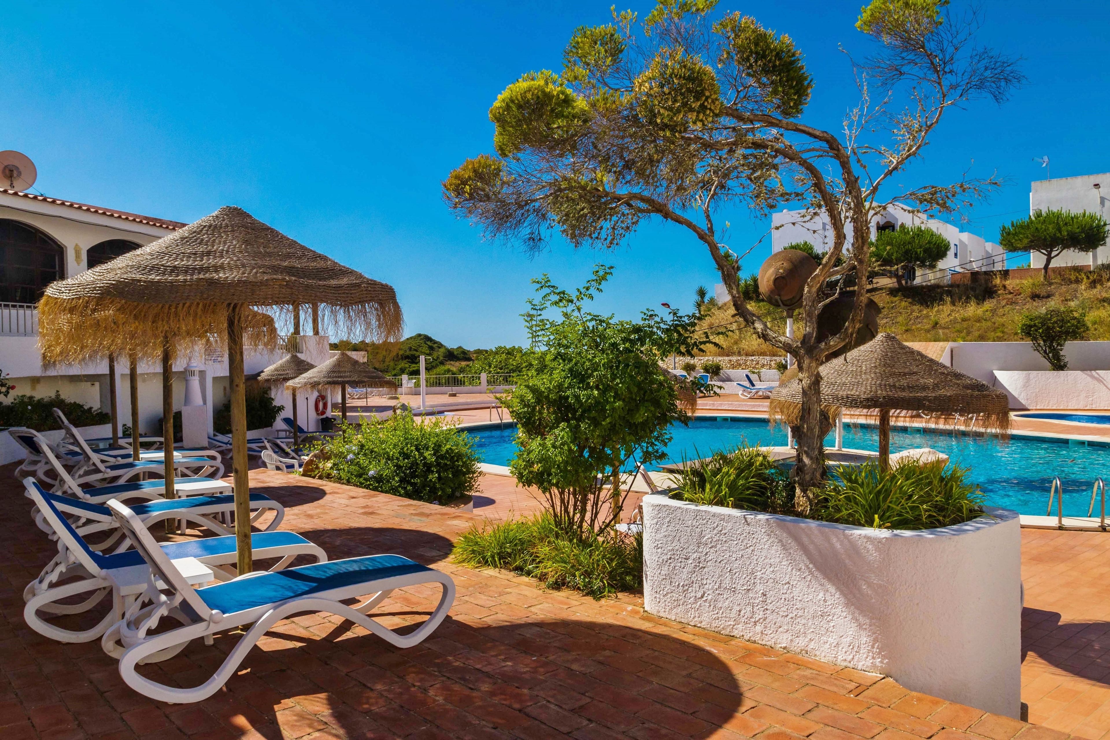 2 piscines ext érieures, parasols de plage, chaises longues
