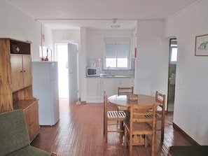 Panoramic-Apartment, 1 Schlafzimmer, Balkon | Essbereich im Zimmer