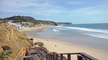 Playa en los alrededores y bar en la playa