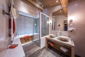 Habitación superior con 1 cama matrimonial o 2 individuales (Alpine) | Baño | Amenidades de baño gratuitas, secadora de cabello, batas, pantuflas