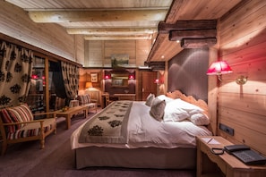 Superior Double or Twin Room (Alpine) | In-room safe, desk, laptop workspace, blackout drapes - Hôtel Christiania (Val-d'Isere)