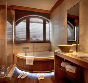 Deluxe Double or Twin Room, Mountain View | Bathroom | Free toiletries, hair dryer, bathrobes, slippers - Hôtel Christiania (Val-d'Isere)