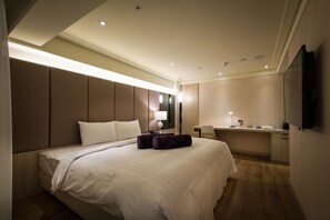 Signature Room | Premium bedding, in-room safe, desk, blackout drapes - FM Hotel (Taichung)