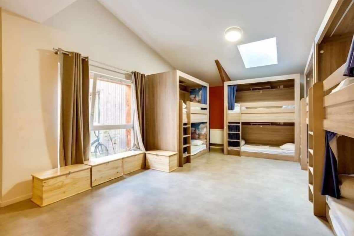 Mobiliari individual, cortines opaques i habitacions insonoritzades
