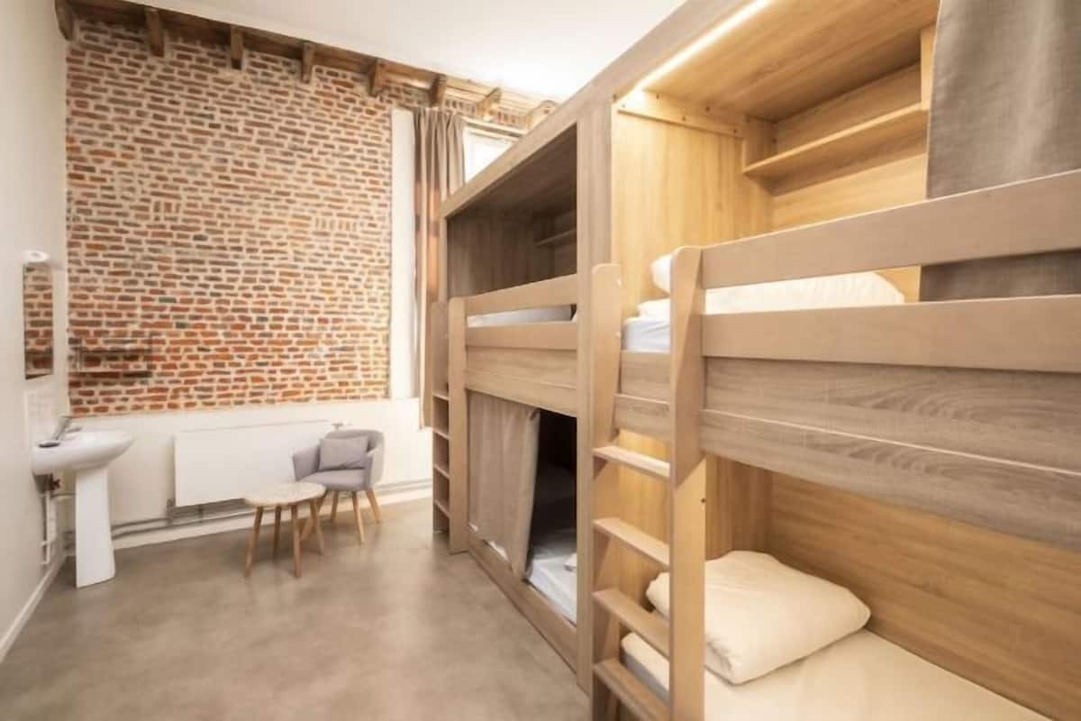 Mobiliari individual, cortines opaques i habitacions insonoritzades