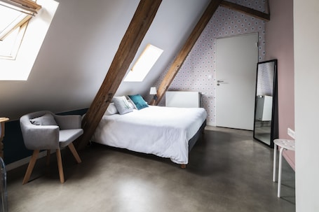 Muebles diferentes, cortinas blackout y sistema de insonorización